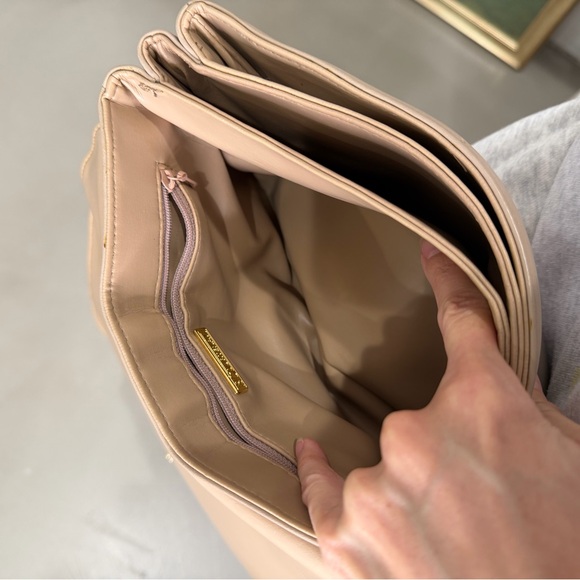 Vintage Tan Crossbody Bag with Gold Accents - Picture 3 of 8